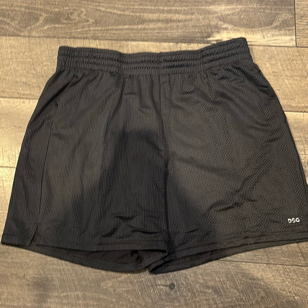 Women 7’’ mid rise shorts large